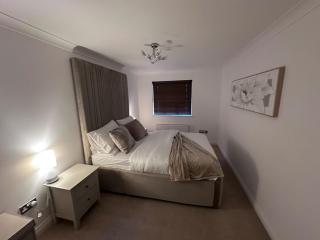 Elegant 5 Bed 5 Bath Home - Englefield Green - 1