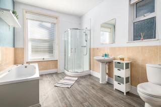 Spacious 6 Bed Home in Central Bedford w Parking - Bedford - 7