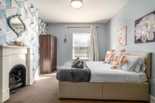 Spacious 6 Bed Home in Central Bedford w Parking - Bedford - 6