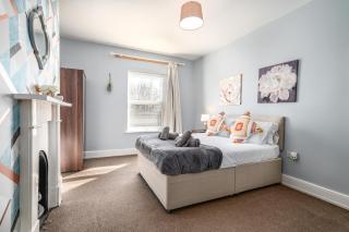 Spacious 6 Bed Home in Central Bedford w Parking - Bedford - 3