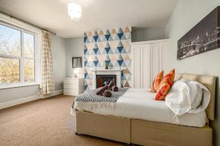 Spacious 6 Bed Home in Central Bedford w Parking - Bedford - 1