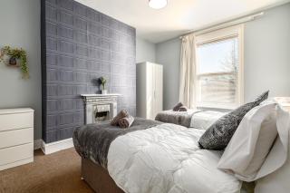 Spacious 6 Bed Home in Central Bedford w Parking - Bedford - 2