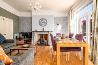 Spacious 6 Bed Home in Central Bedford w Parking - 8