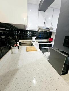 Cozy 1-Bedroom Apartment with Salon in the Heart of Tangier - Tangeri - 7