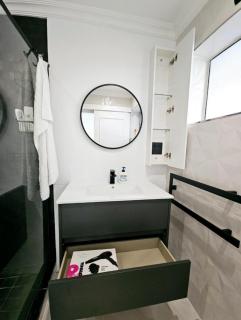Cozy 1-Bedroom Apartment with Salon in the Heart of Tangier - Tangeri - 5
