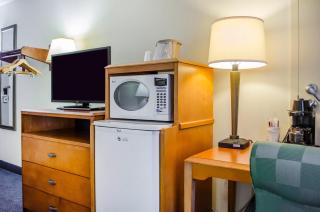 Super 8 by Wyndham New Cumberland - 9