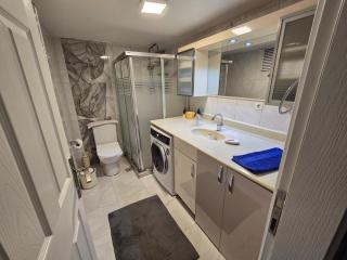 4-room, warm house, near the sea, next to the historic elevator - Konak - 0