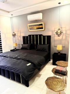 Artistic & Elegant 1BHK With Pool , Cinema and Gym - Lahore - 0