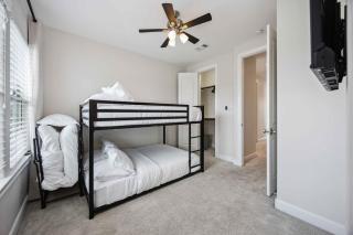 Resort vibe with Pool and Hot tub Downtown skyline views - Houston - 4