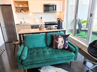 Boutique Studio City Views, Patio, Fireplace Voglio Bene - Calgary - 1