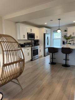 New Luxury 4-Bedroom Getaway, Free Parking, Patio - St. John's - 7