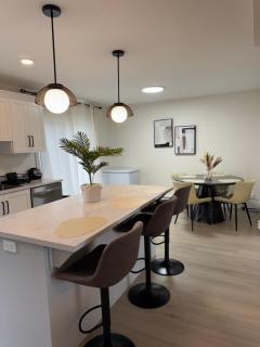New Luxury 4-Bedroom Getaway, Free Parking, Patio - St. John's - 2