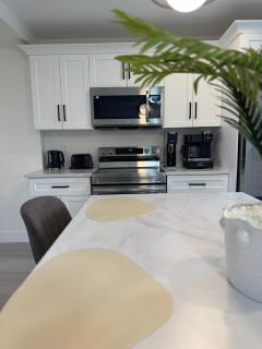 New Luxury 4-Bedroom Getaway, Free Parking, Patio - St. John's - 3
