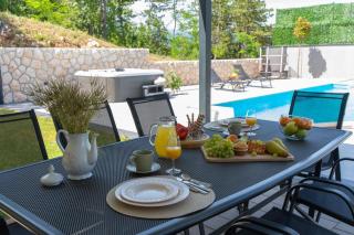 NEW! Villa Lauret with Hot-Tub, Sauna, Heated Pool, 3 En Suite Bedrooms - Grubine - 1