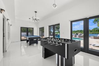 Luxury Waterfront Villa Heated Pool & Gameroom - 7