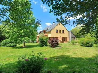 Large family house with wooded garden, cleaning included - Surzur - 0