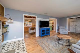Cheerful & cozy farmhouse 2 bedroom home - Greenwood - 0
