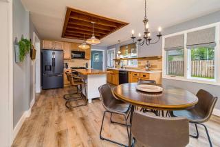 Cheerful & cozy farmhouse 2 bedroom home - Greenwood - 5