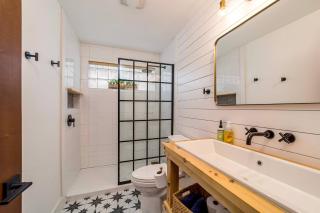 Cheerful & cozy farmhouse 2 bedroom home - Greenwood - 2