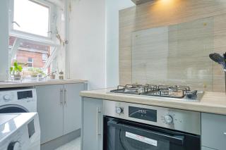 Comfortable 2BR Apartment with Free Parking - Glasgow - 4