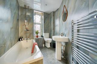 Comfortable 2BR Apartment with Free Parking - Glasgow - 6