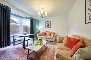 Comfortable 2BR Apartment with Free Parking - Glasgow - 0