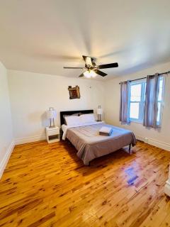 Charming & Cozy Family Home Near Plaza, Movie hall - Cornwall - 8
