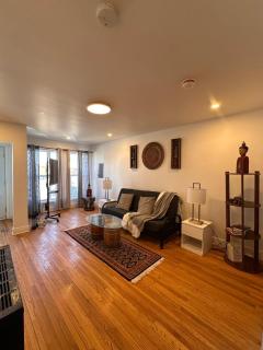 Charming & Cozy Family Home Near Plaza, Movie hall - 7