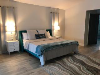 LUXURIOUS Large Open Ocean Blue Pool Vacation Home - Cape Coral - 2