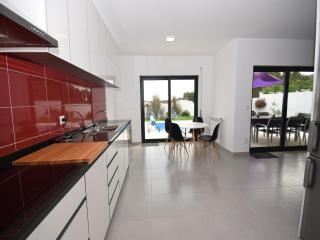 Modern villa with private swimming pool, cleaning included - Famalicão - 7