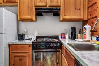 Peaceful End Cabin, Hot Tub, Fireplace - 7