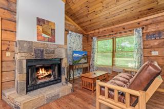 Romantic Cabin, Hot Tub, WiFi, Fireplace - 9