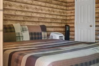 Secluded Nature Views, Hot Tub, WiFi, King Bed, Fireplace - 4