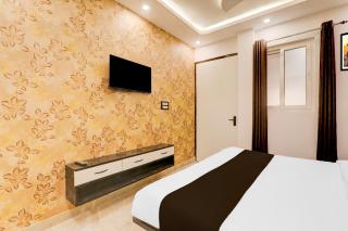 HOTEL O APPLE INN BEHIND STATE BANK OF INDIA - Alambagh - 0