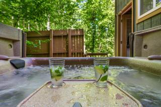Secluded Nature Views, Hot Tub, WiFi, King Bed, Fireplace - 8