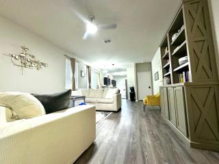 15 Mins to Downtown San Antonio - 83 Inch TV & Gym - San Antonio - 1