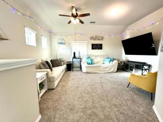 15 Mins to Downtown San Antonio - 83 Inch TV & Gym - San Antonio - 5