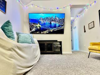 15 Mins to Downtown San Antonio - 83 Inch TV & Gym - San Antonio - 6