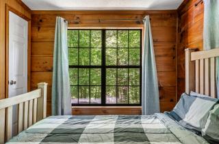 MTN Views, Hot Tub, WiFi, Sleeps 3 - 5