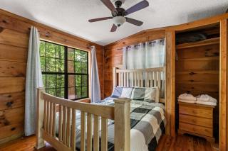 MTN Views, Hot Tub, WiFi, Sleeps 3 - Sevierville - 8