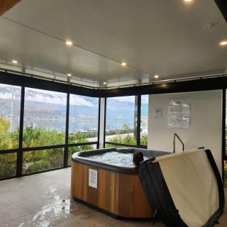 Lakeside central 3 bdrm Luxury! - Wanaka - 2