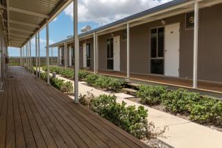 Merinda Village Hotel - Country Pub Stay - Just off Bruce Highway - Bowen - 4