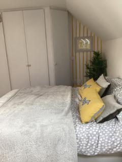 Lovely Bed and Breakfast in Chichester nr Festival Theatre City Centre and Goodwood Top Floor Spacious Kingsize Ensuite - 8