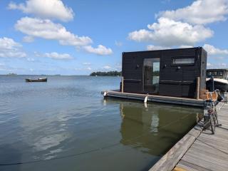 Boutique Houseboat Stay Romantic Getaway for Two - Monnickendam - 5
