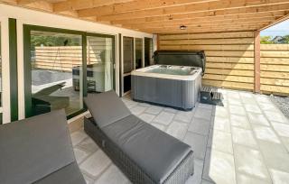 Awesome Home In Stavenisse With Jacuzzi - Stavenisse - 9
