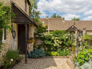 Cosy Cotswolds home parking colourful garden Pass the Keys - 0