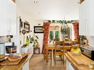 Cosy Cotswolds home parking colourful garden Pass the Keys - Bourton on the Water - 2