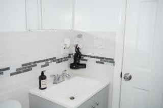 Ruby Room at Brighton Beach 2-Min Walk to Ocean & Subway Chic Stay - 3