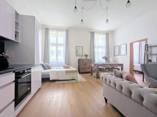 New Town 2 BDR, free coffee - 1