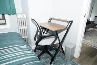 Emerald Room at Brighton Beach 2Min Walk to Ocean n Subway Chic Stay - 8